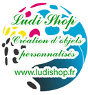 Nous sommes une entreprise familiale animée par la passion de l’artisanat et de la création d’objets uniques. Experts en personnalisation, nous réalisons des pièces sur mesure en utilisant différentes techniques telles que la gravure sur bois, verre et ardoise, ainsi que la fabrication de bijoux et de perles naturelles. Notre savoir-faire nous permet de concevoir des objets chaleureux, originaux et empreints de douceur, idéaux pour offrir ou embellir votre intérieur